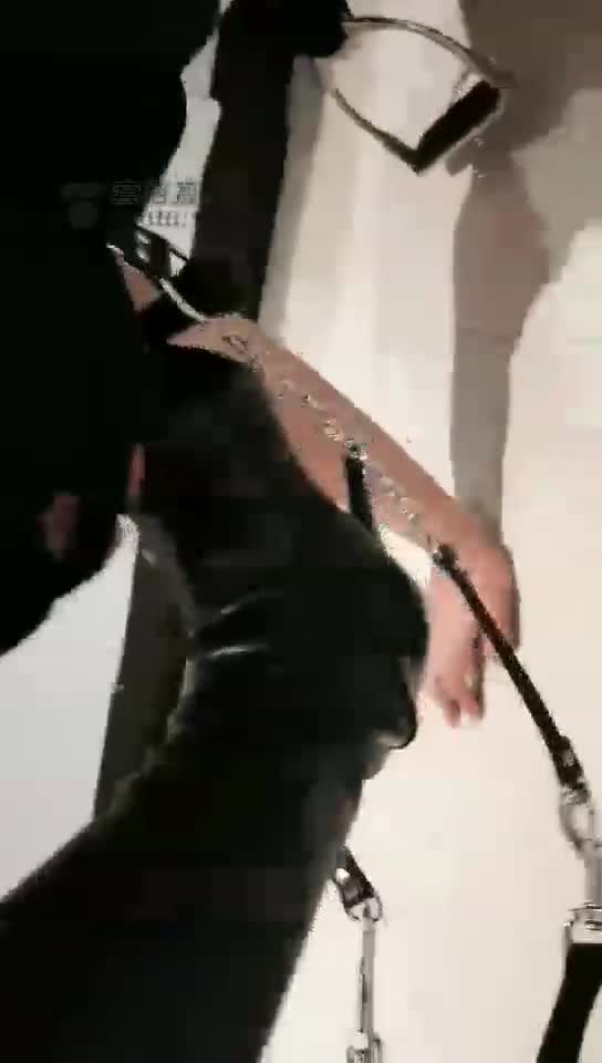 骑四脚马奴 舔靴子