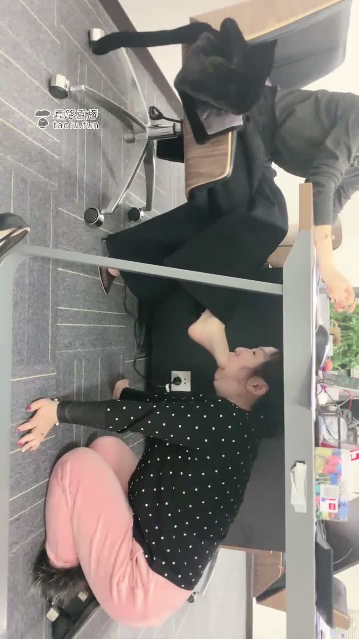 桌子下的母狗