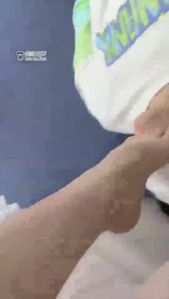 惹雪姐生气 裸足插狗奴嘴深喉口水 脚都插破了