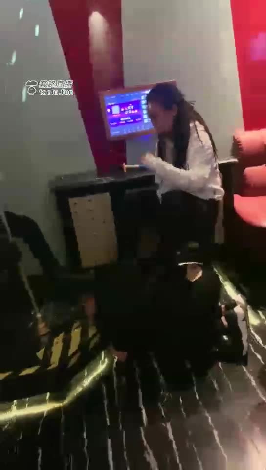 和泽安安 每人一只狗奴玩耍