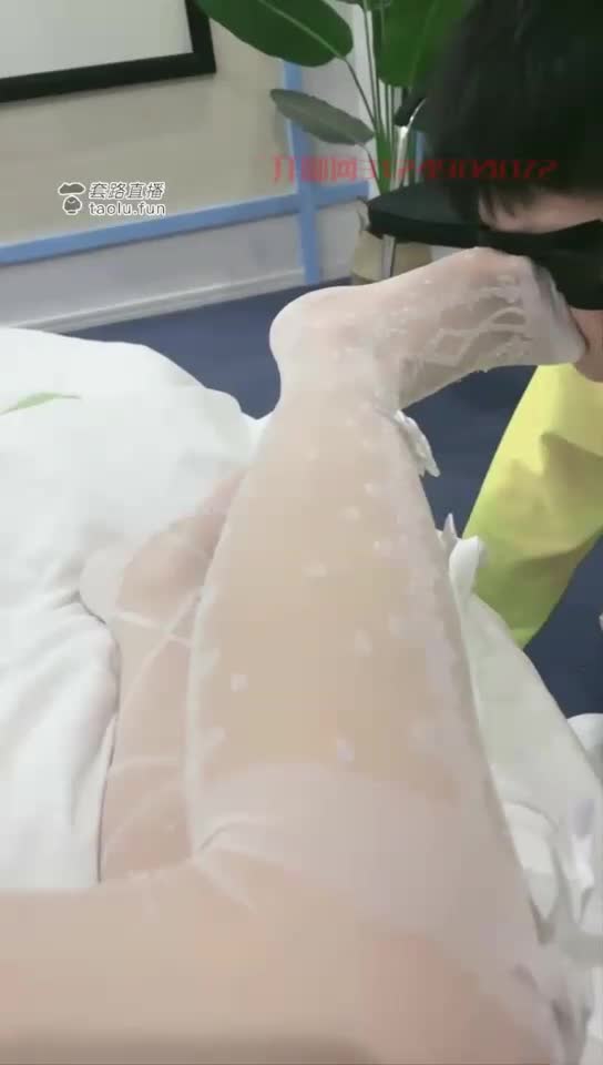 学姐白丝脚垫 胯下夹狗奴头