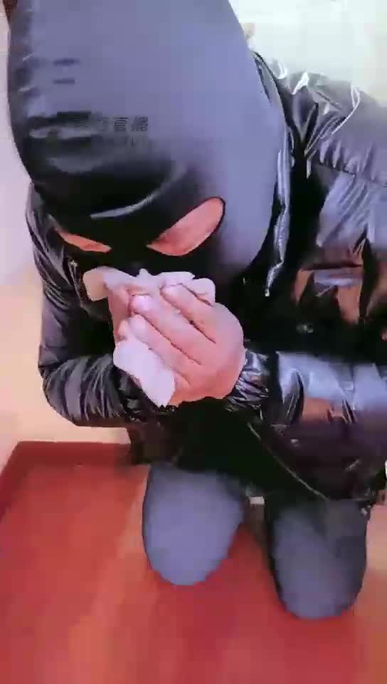 犯贱的水电工偷闻丝袜 强迫圣水