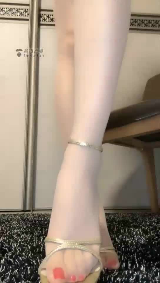 白皙美脚红绿灯