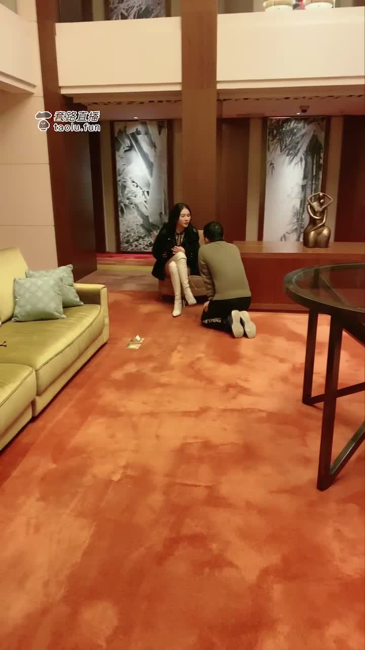 酒店大厅遛狗