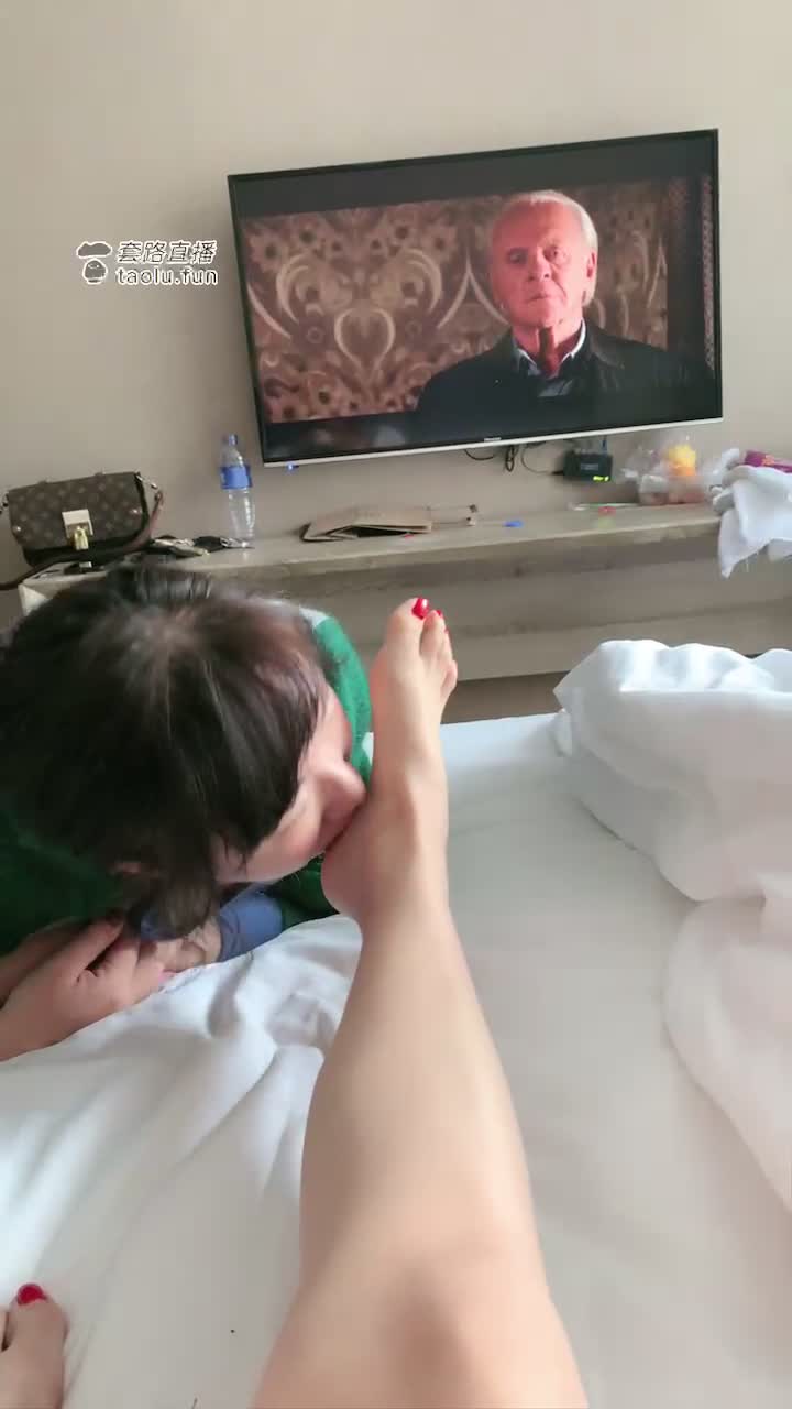 赏赐女奴晨尿 伺候我起床