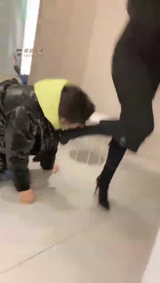 带三婶逛街随调 商场里下跪