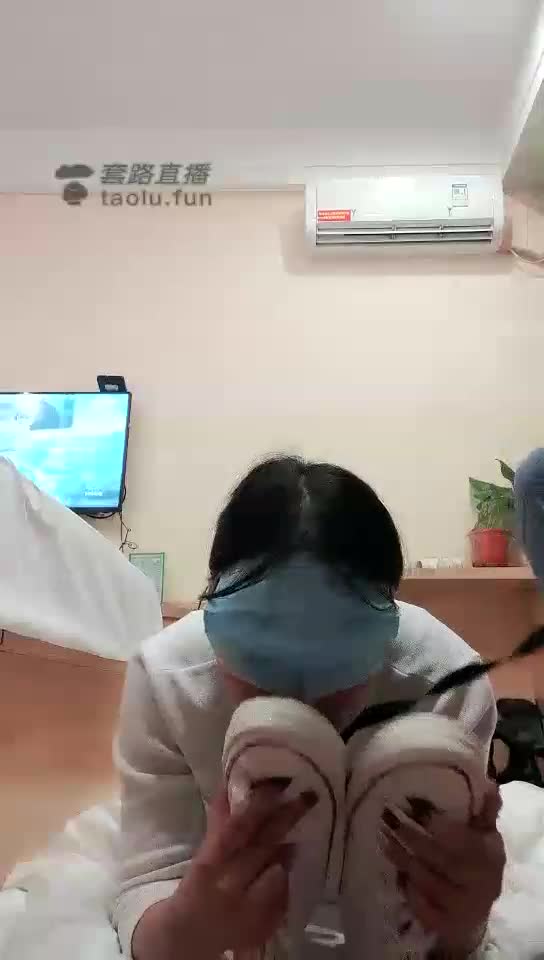 开发大一女学妹 舔脚 脏鞋底 钻裆 下集