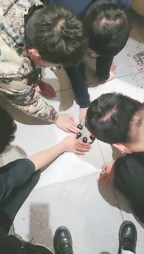 高清版 双女王聚餐后玩四个贱奴