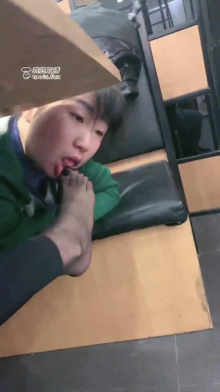 三婶爱上黑丝脚 公开场合下就舔上了