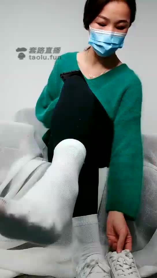 红绿灯 白棉袜+裸足