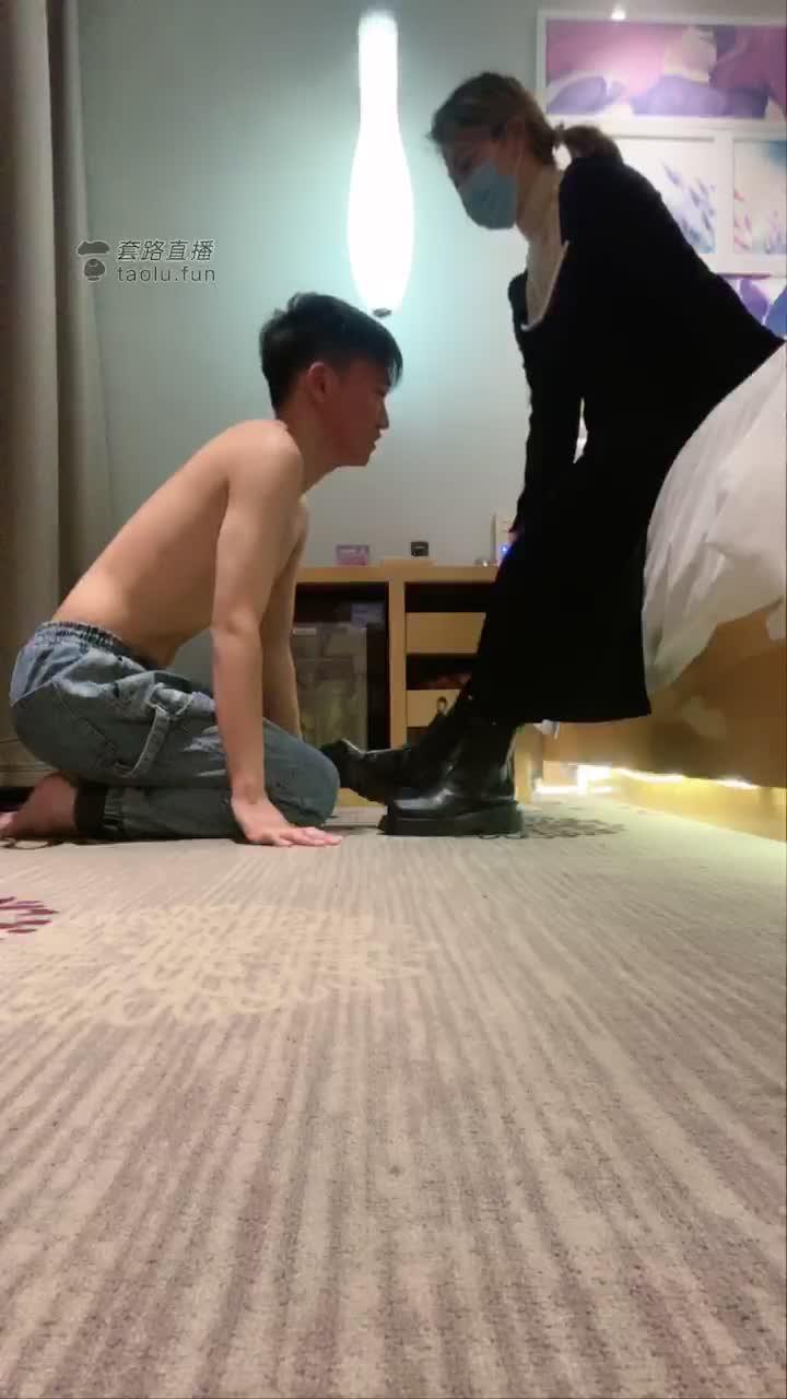 线下暴力踢裆 疯狂耳光