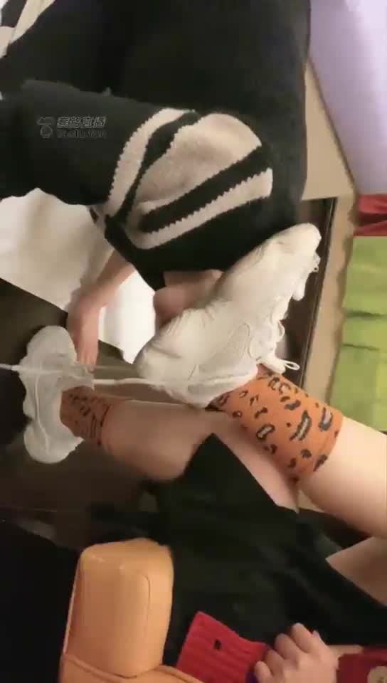 熟人狗狗舔脚 边喝酒边让狗舔脚 运动鞋棉袜