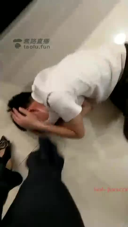 屈辱喂食泼水 被充电线鞭打