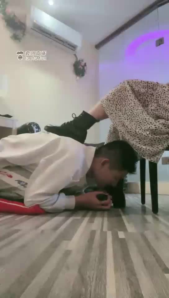 人赃并获 抓偷内内贼 胯下羞辱