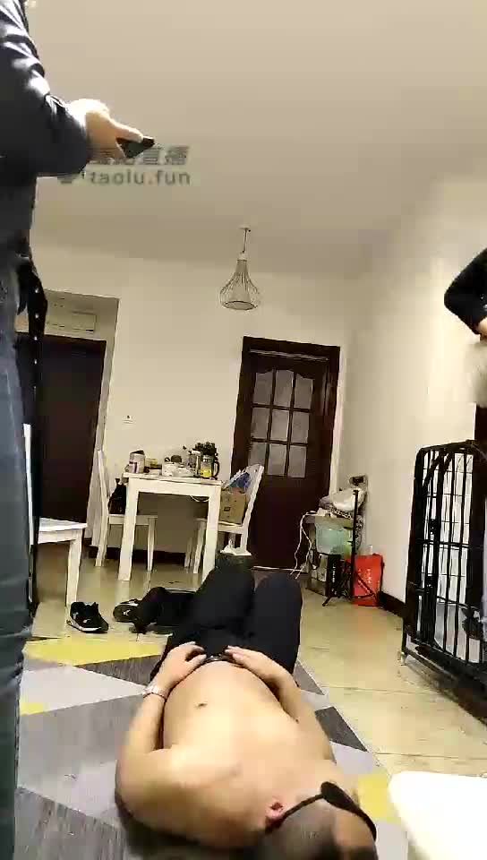 双主踩踏耳光口水
