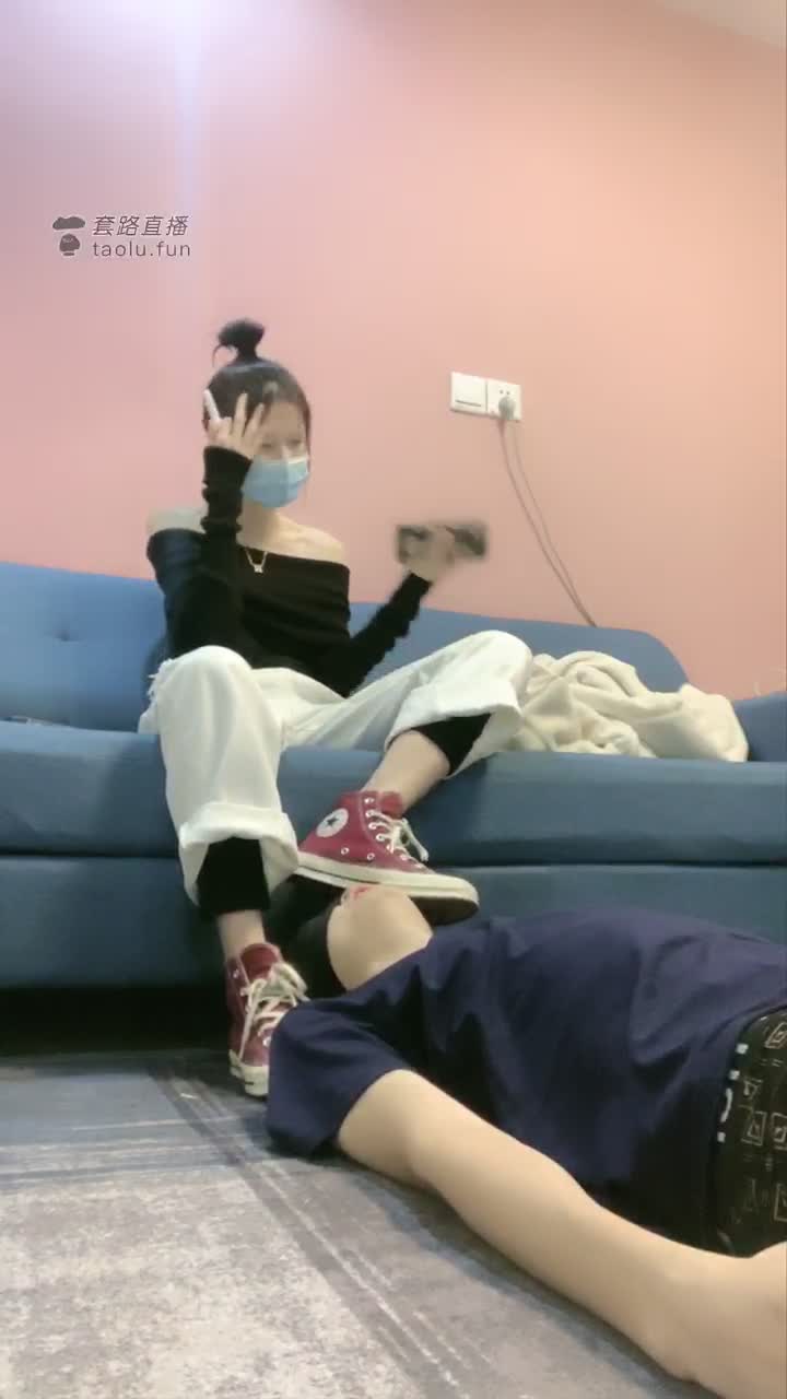 5分钟不到就射了 然后继续伺候主人