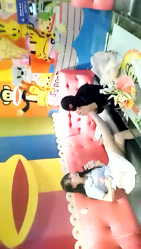  ktv狂欢 找只狗来给我舔脚 舔的不舒服被暴打