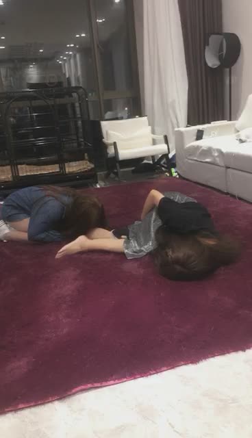  两姐妹 边玩女奴边调请