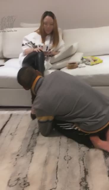  羞辱送外卖的小哥