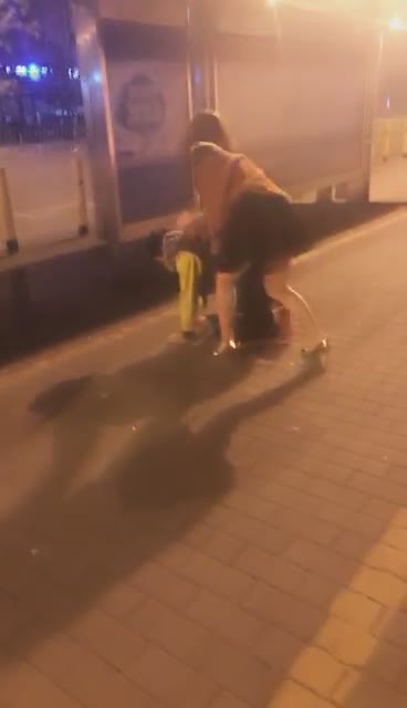  大马路上露天玩狗 让路人看 贱狗吓尿了