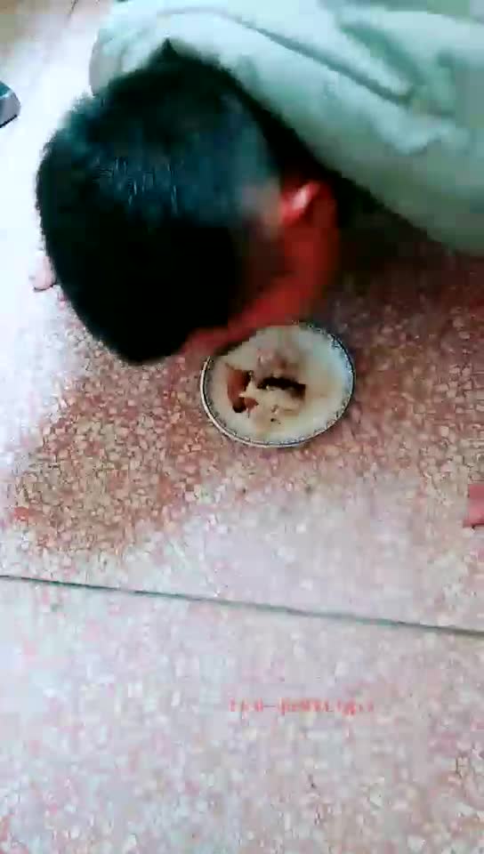 在户外餐厅里调教贱狗