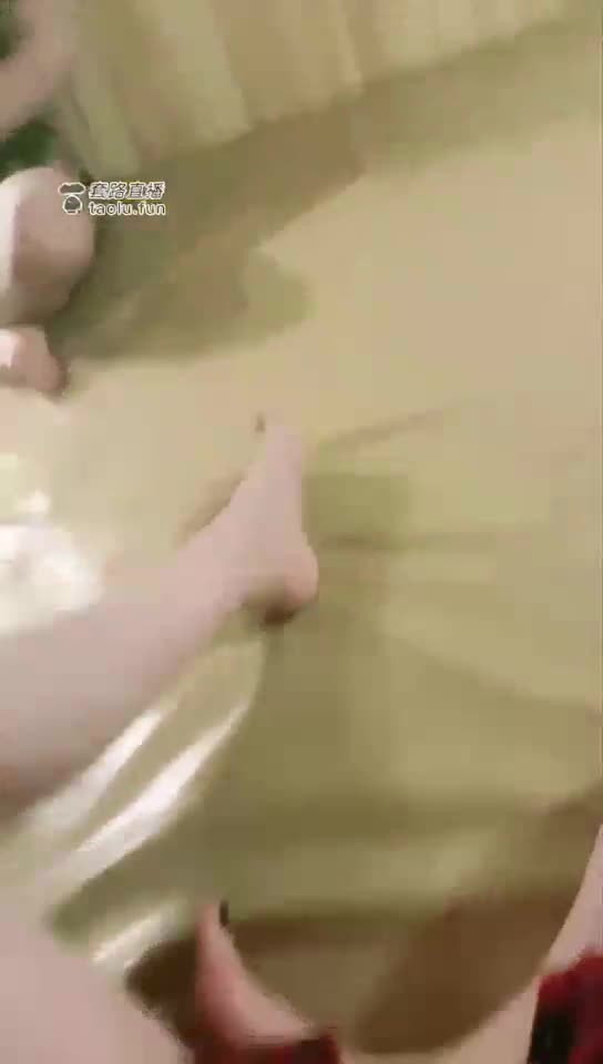 温泉随机调教素人男 上）看看能不能抵挡丝袜脚诱惑