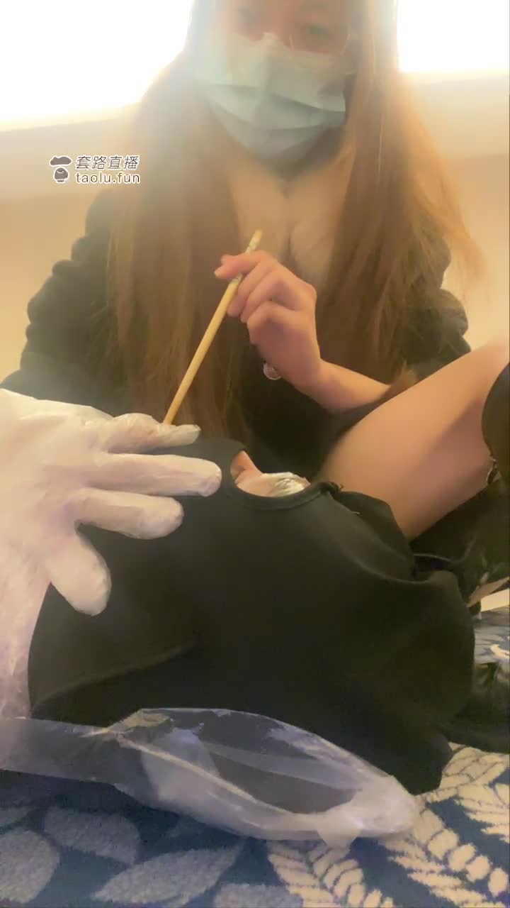 保鲜膜束缚 巧克力一把塞嘴
