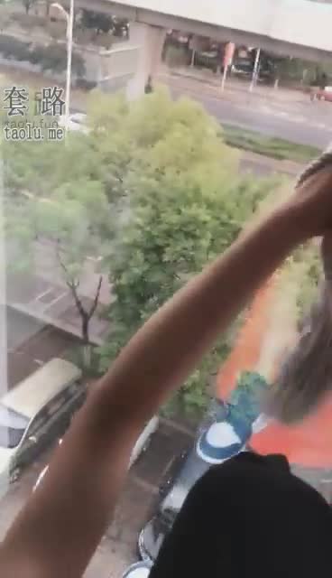 落地窗对马路公调 下面有车有行人