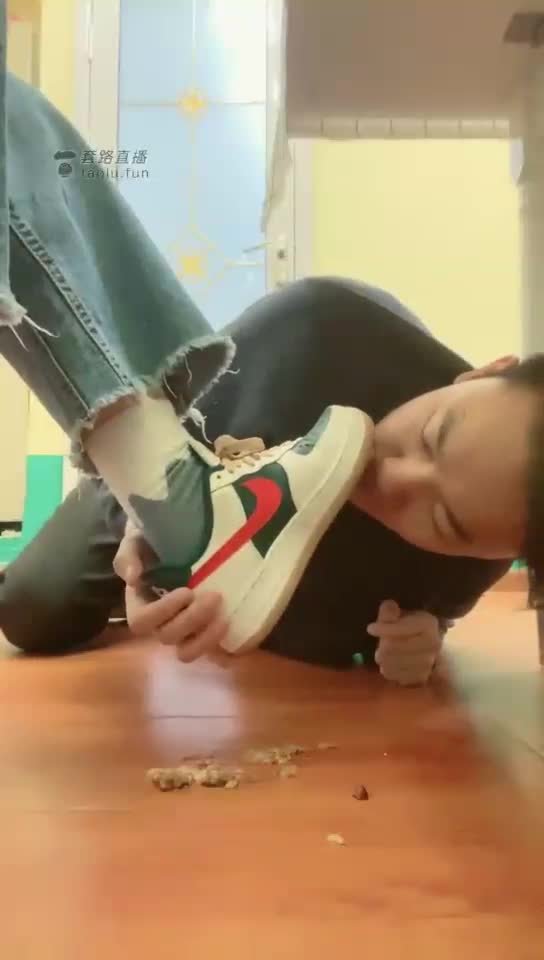 贱狗吃美味 鞋底裸足脚喂食