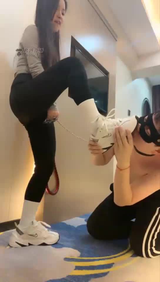 猛羞辱贱狗 钻裆 舔鞋 扇狗脸