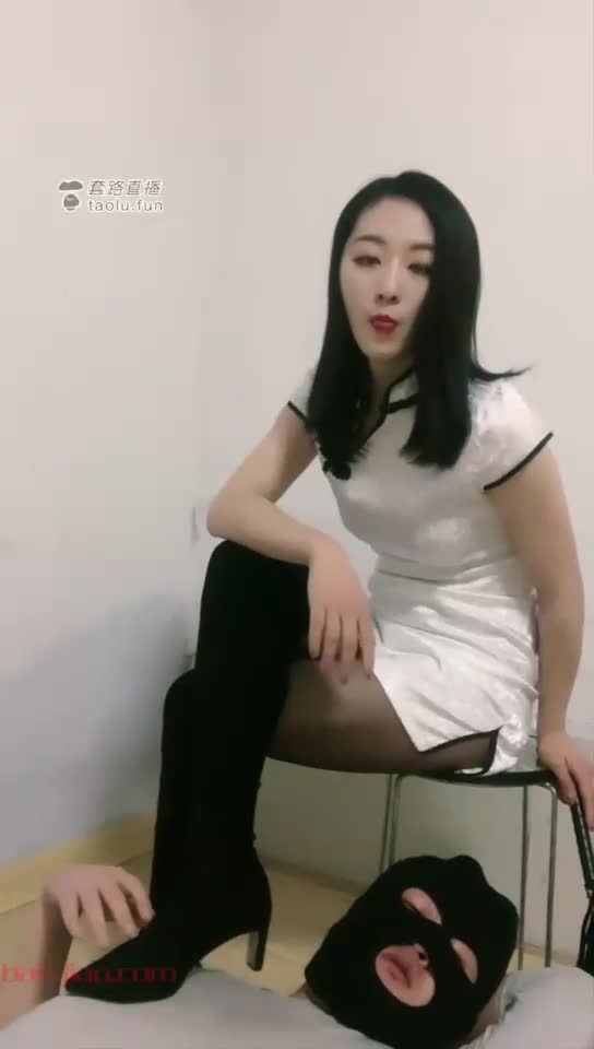 旗袍长靴调贱狗 踢裆