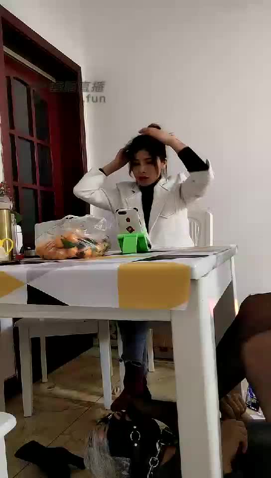强制餐桌下给三主除臭