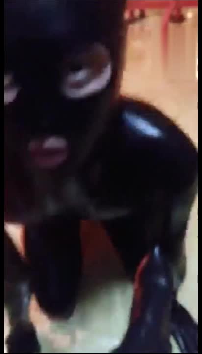 全身皮衣束缚 羞辱狗奴