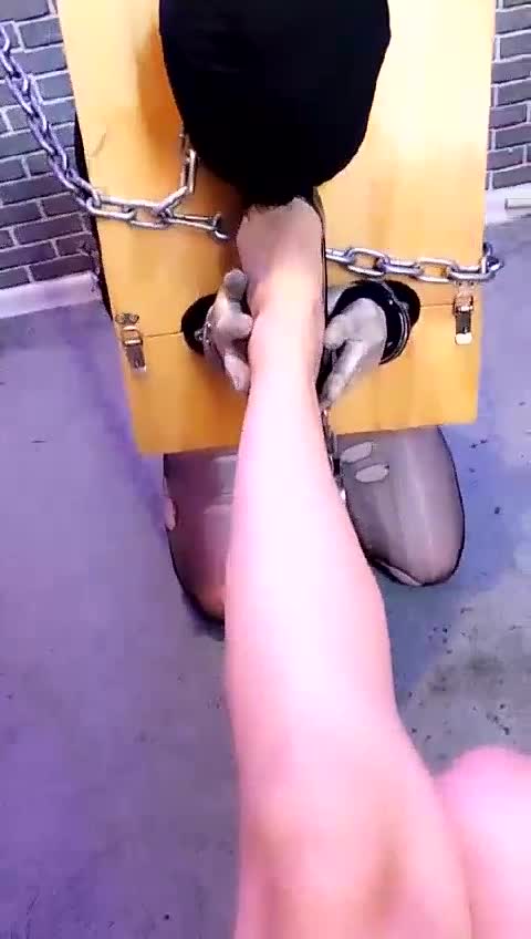 锁链生活下的奴隶