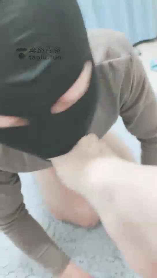 继续跪舔伺候