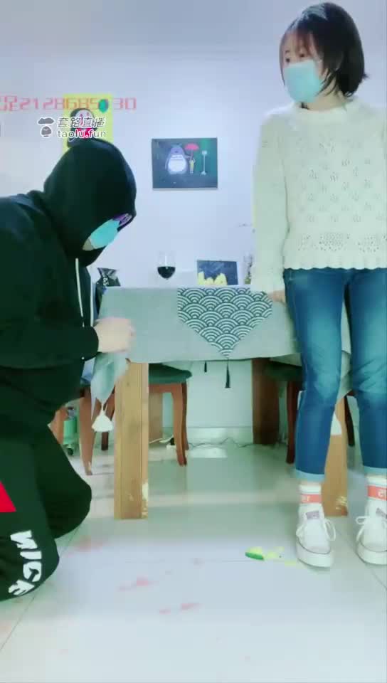 餐桌和窝囊废男友吵架 最后磕头舔脚讨好我