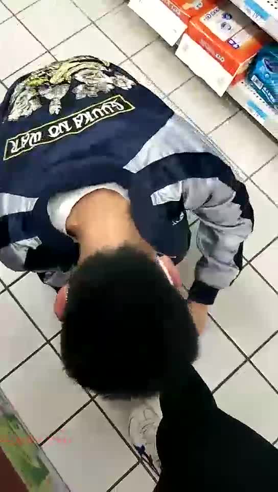 Walmart超市 刺激狗奴舔