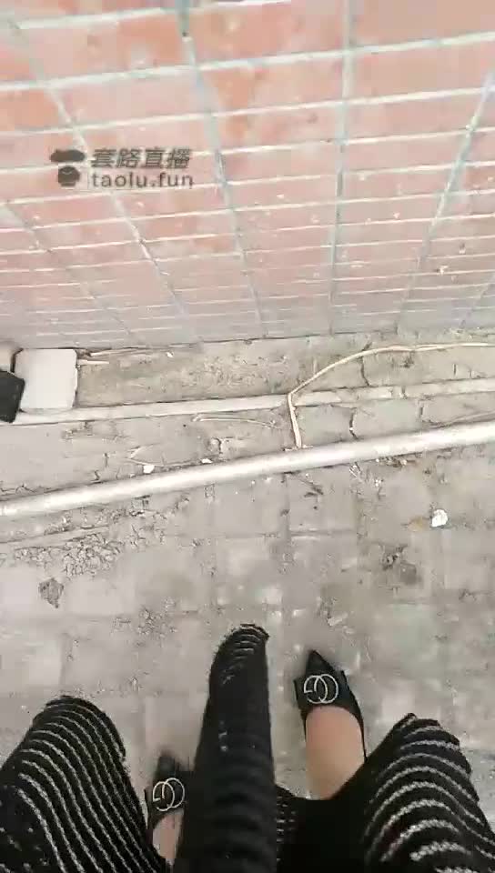 户外停车场喂食丝袜奶茶