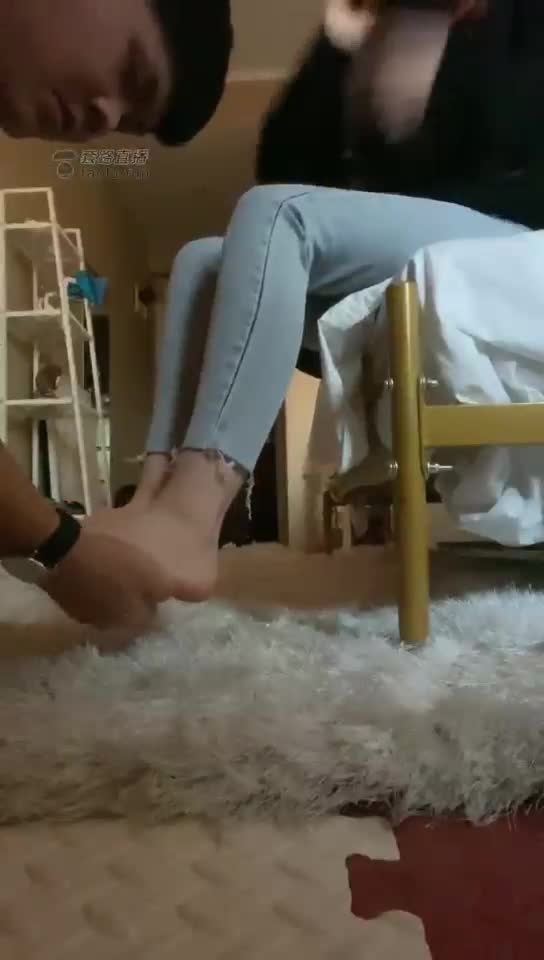 冰瞳 牛仔裤玩狗奴舔脚脚