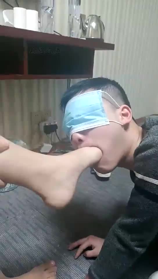 素人体验舔脚深喉