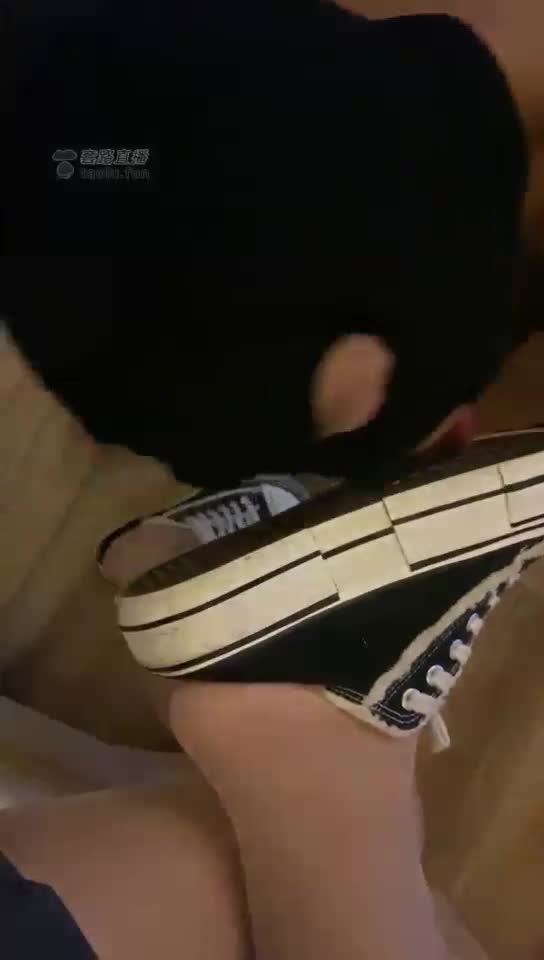 帆布鞋丝袜玩武汉狗奴 踩踏 耳光 钻胯