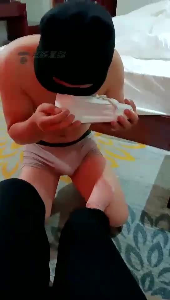 第一次现实狗 小白鞋棉袜气味羞辱 清理美脚丫