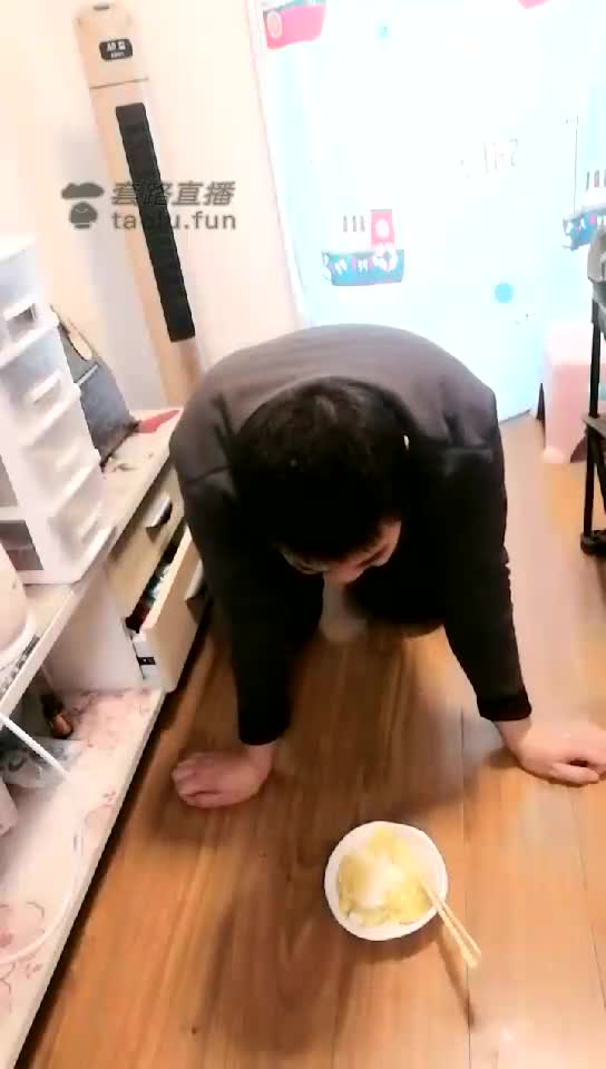 家奴老狗吃饭了 主人赏赐的黄金