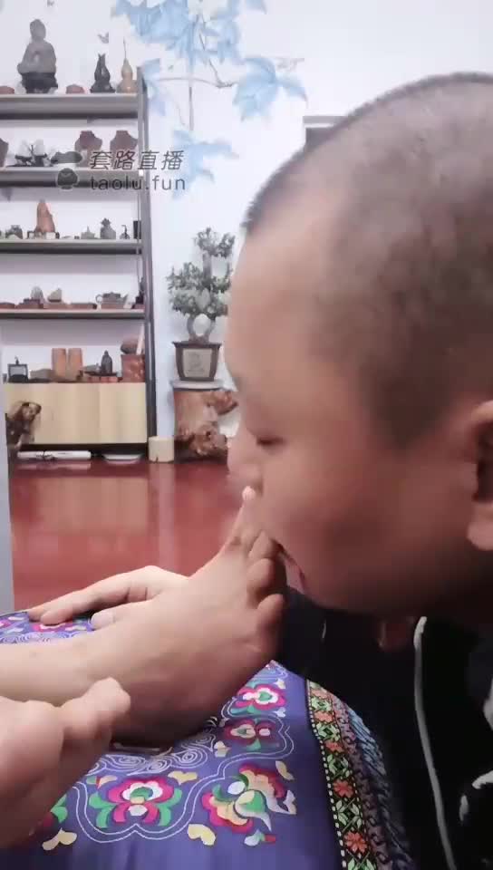管教夫君要严厉许多 第一课 足底侍奉