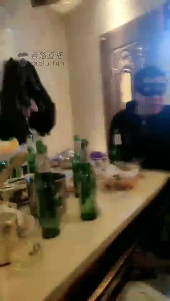 给美女舔皮靴 还闻到了捂在里面的棉袜