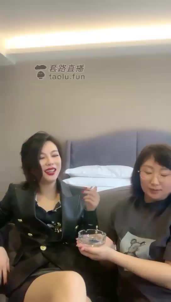 三婶再桌子下偷偷吃