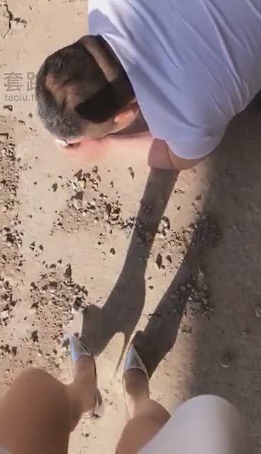 坏坏的女王马路暴力调教 圣水