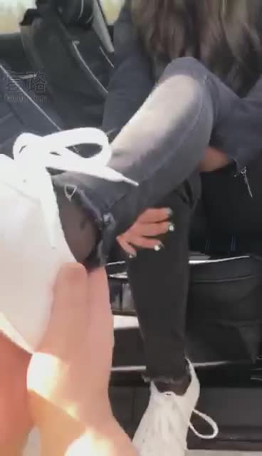 车内小白鞋黑丝高跟挑逗司机