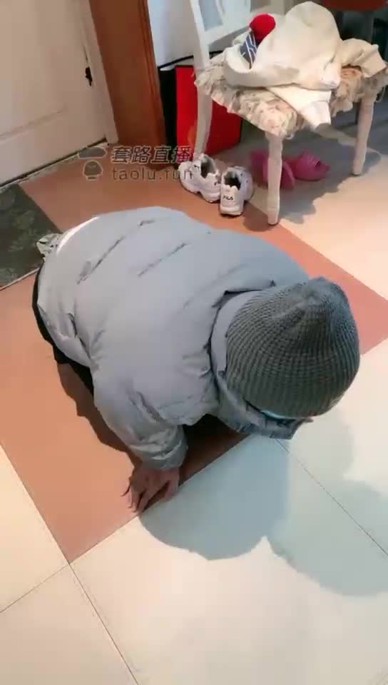 美女羞辱外卖员 逼迫下跪 舔黑丝舔脚