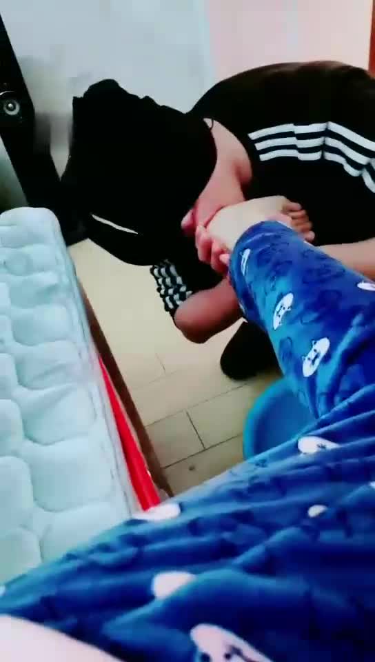 家务奴伺候主人日常